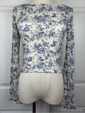 Arizona Jean Company Blue and White Floral Long-Sleeve Top